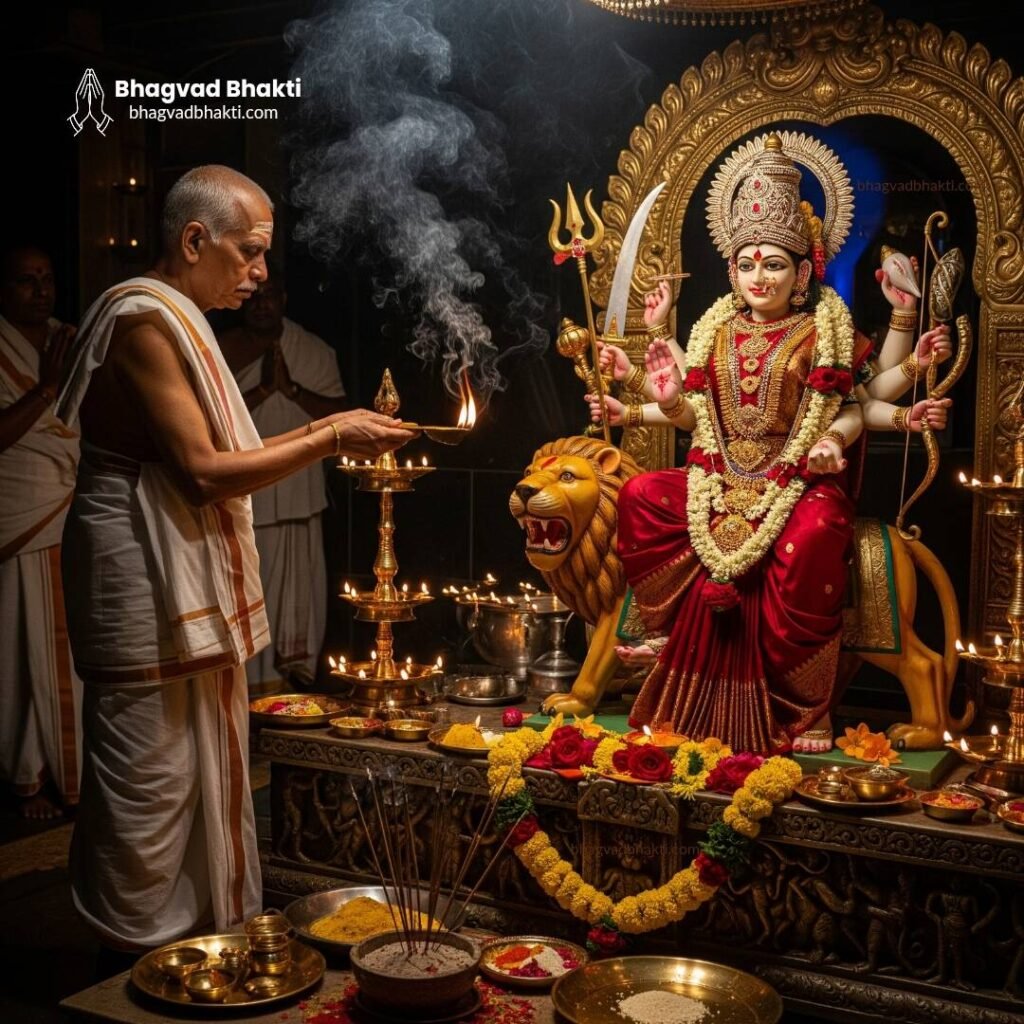 मंदिर में सिंह पर विराजमान सजी-धजी देवी दुर्गा की प्रतिमा के सामने दीपक, धूप और भोग के साथ आरती (Ambe tu hai Jagdambe kali aarti lyrics) करते हुए पुजारी।