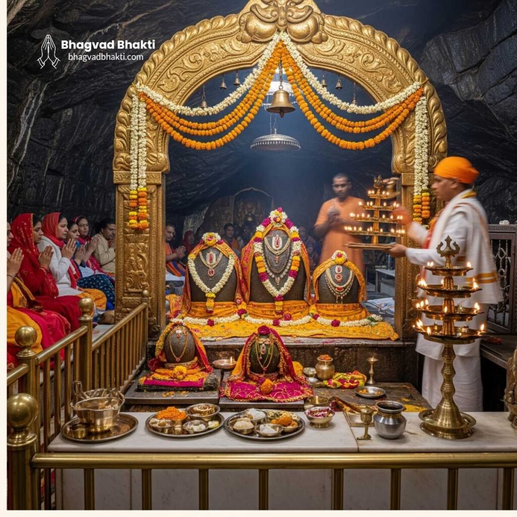 मंदिर के गर्भगृह में सुशोभित वैष्णो देवी की मूर्ति के समक्ष पुजारी आरती (Vaishno Mata ki Aarti Lyrics) करते हुए। बहु-स्तरीय पीतल दीपक, गेंदे की मालाएँ और पारंपरिक भोग अल्टर पर रखे हुए हैं।